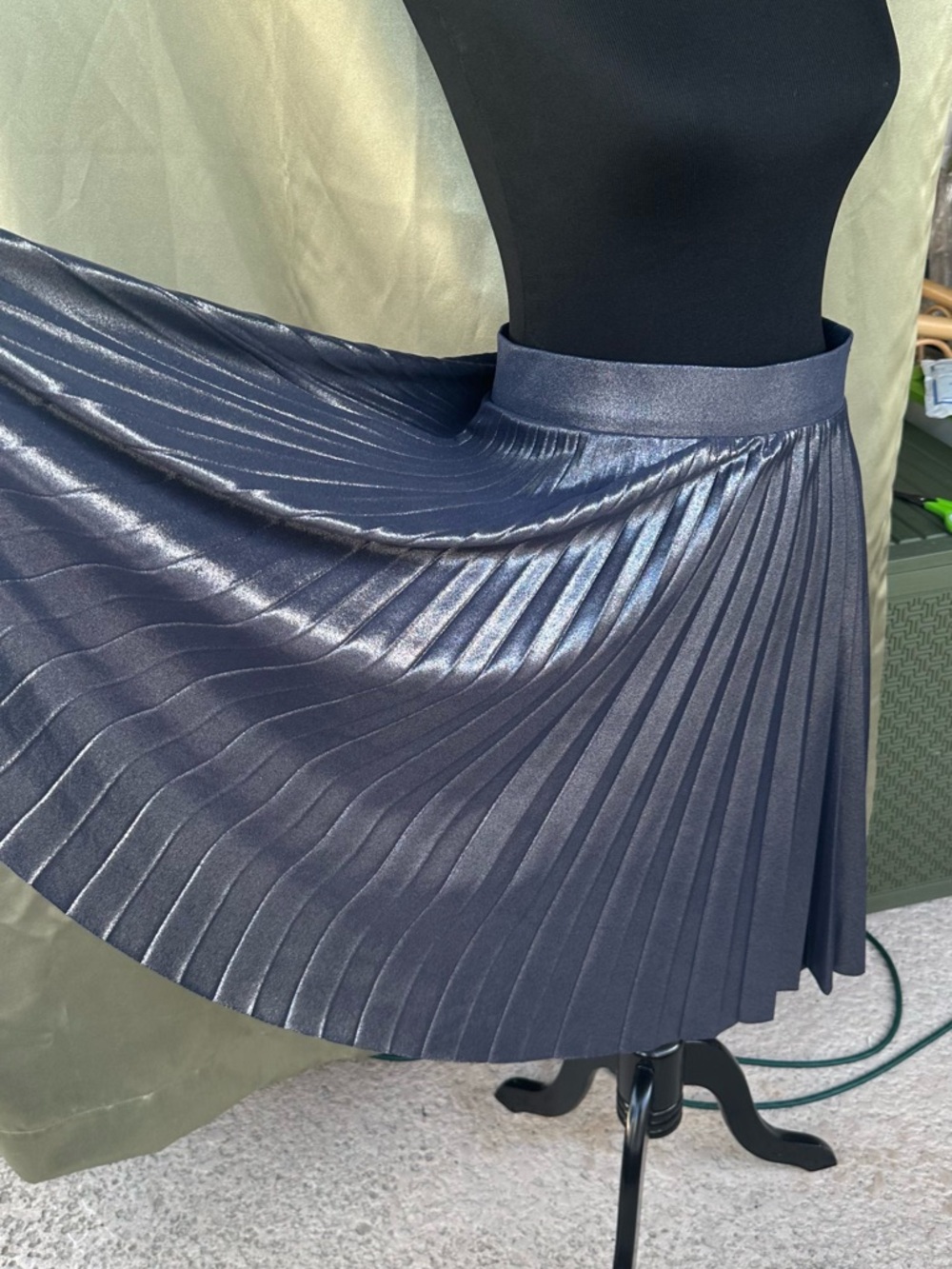 Simply Styled Metallic Pleated Circle Skirt in Shimmery Navy - Picture 5 of 7